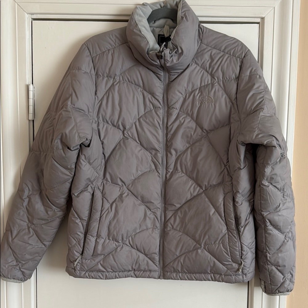 Women’s North Face Gray Quilted Puffer Jacket. Size Large